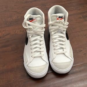 Nike Women’s Blazer Mid ‘ 77 Vintage ( boys 5.5) (women’s 7.5)
